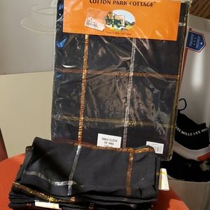 Round Table cloth with 5 matching cloth napkins